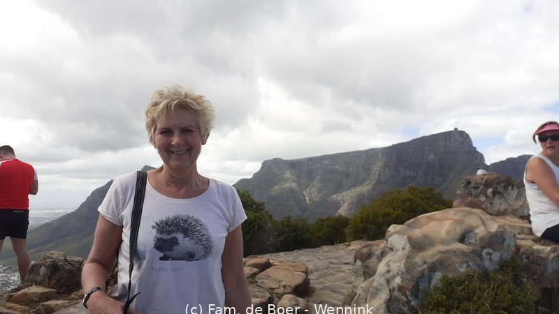 191222_131536-Moon op Leeukop met Tafelberg op de achtergrond.jpg